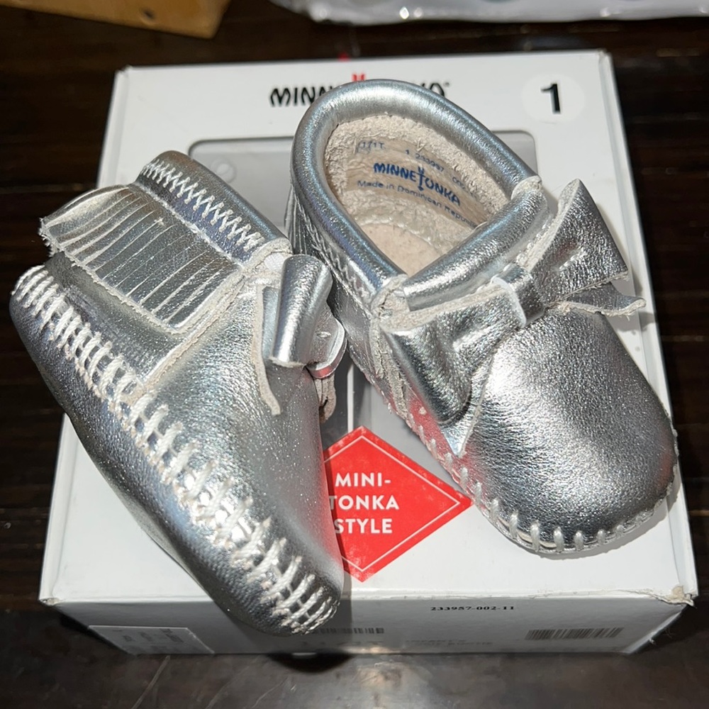 NIB Minnetonka Infant’s Rosie Bootie SILVER